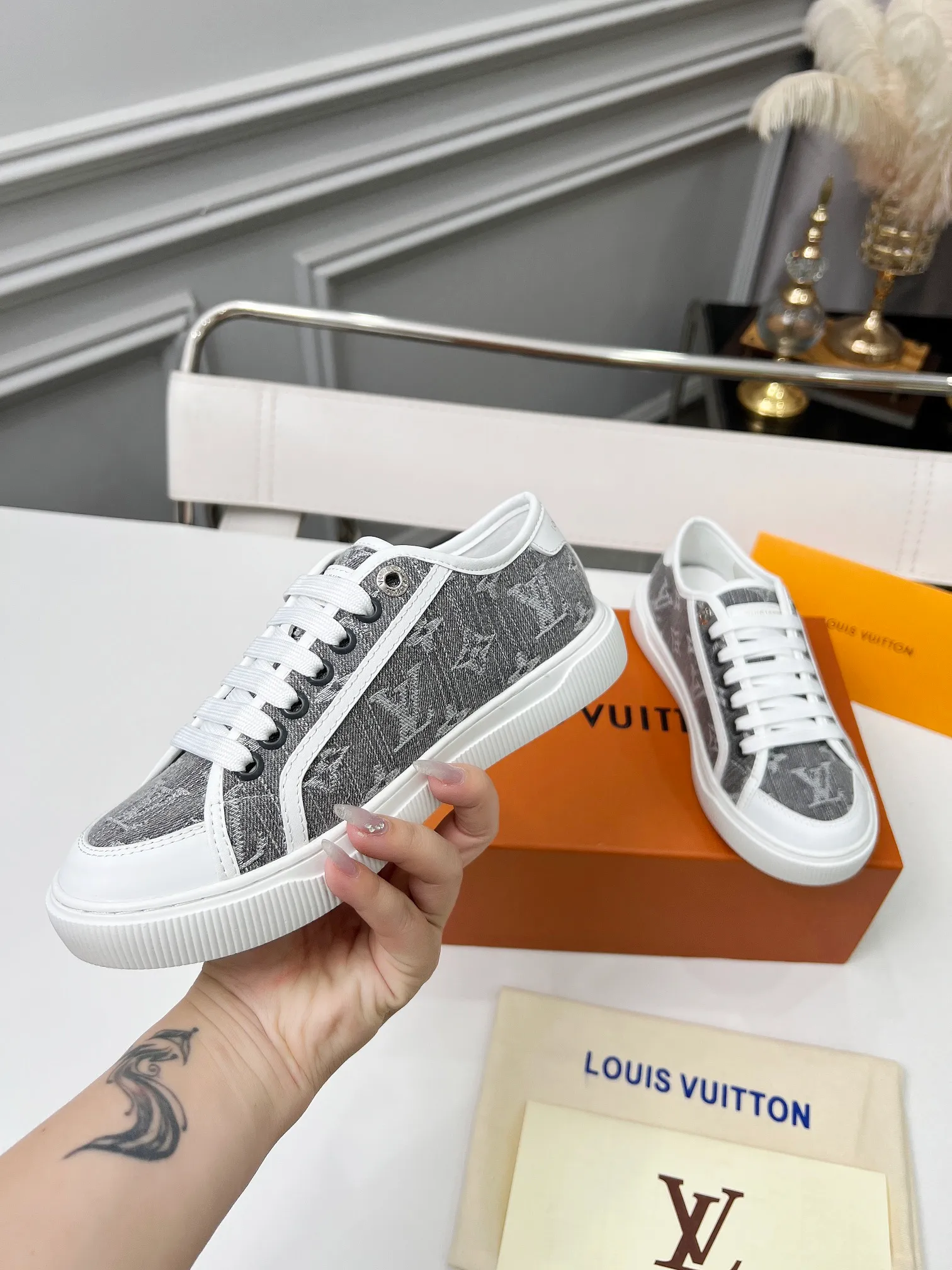 👟👟Ex-factory price 440👟👟 New arrival🆕 The hottest early spring model is coming. LV Lagoon sneakers are made of Monogram denim, injecting a retro flavor into the classic design. Leather trimmings pop out with the Louis Vuitton logo, while stenciled eyelets, trim and laces add to the refined details, and a rubber outsole embellished with Monogram flowers completes the look. Code number: 35~41, multiple colors available! Oil edges + TPU outsole + drawer box packaging